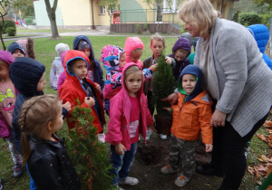 Dzieci obserwują roślinność